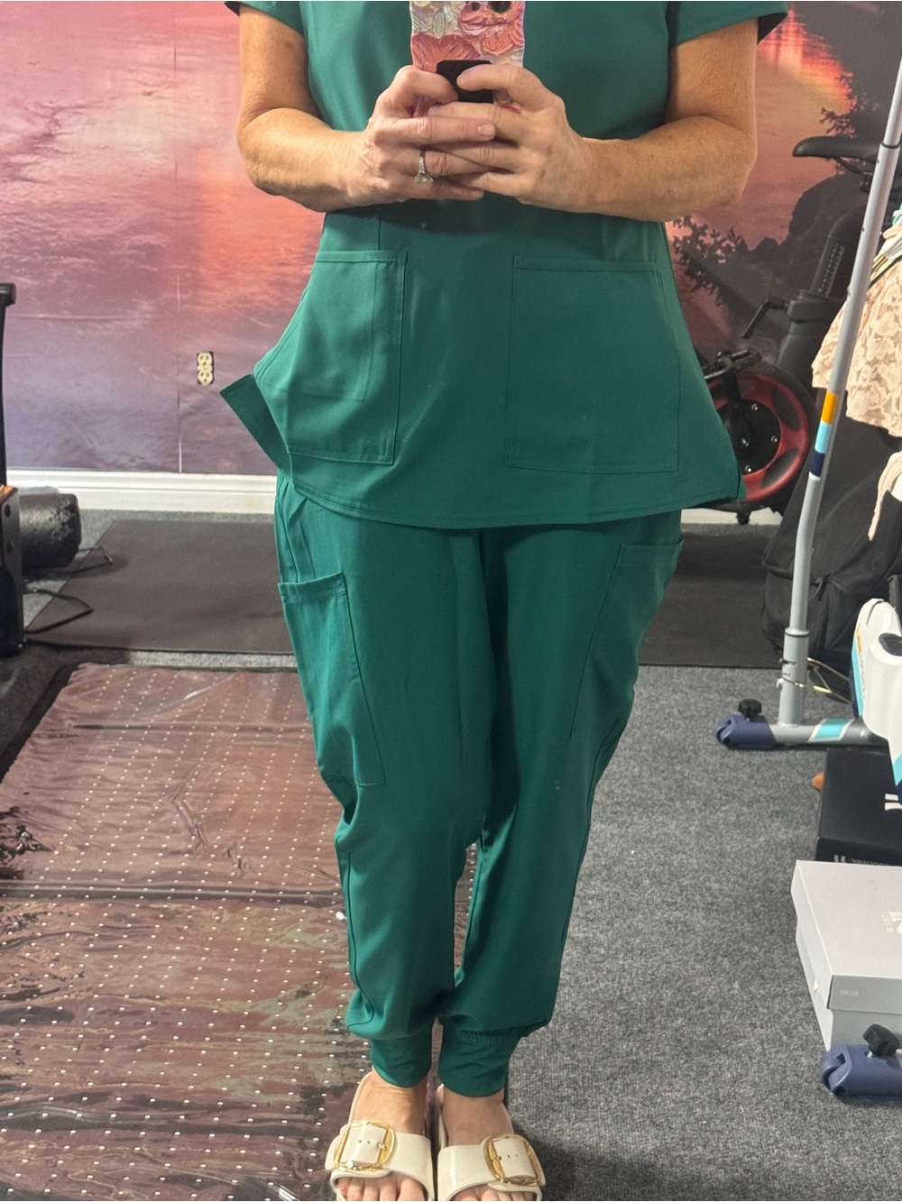 Med Couture Women's Scrubs VneckTop with cargo joggers NWT Small - Picture 5 of 10